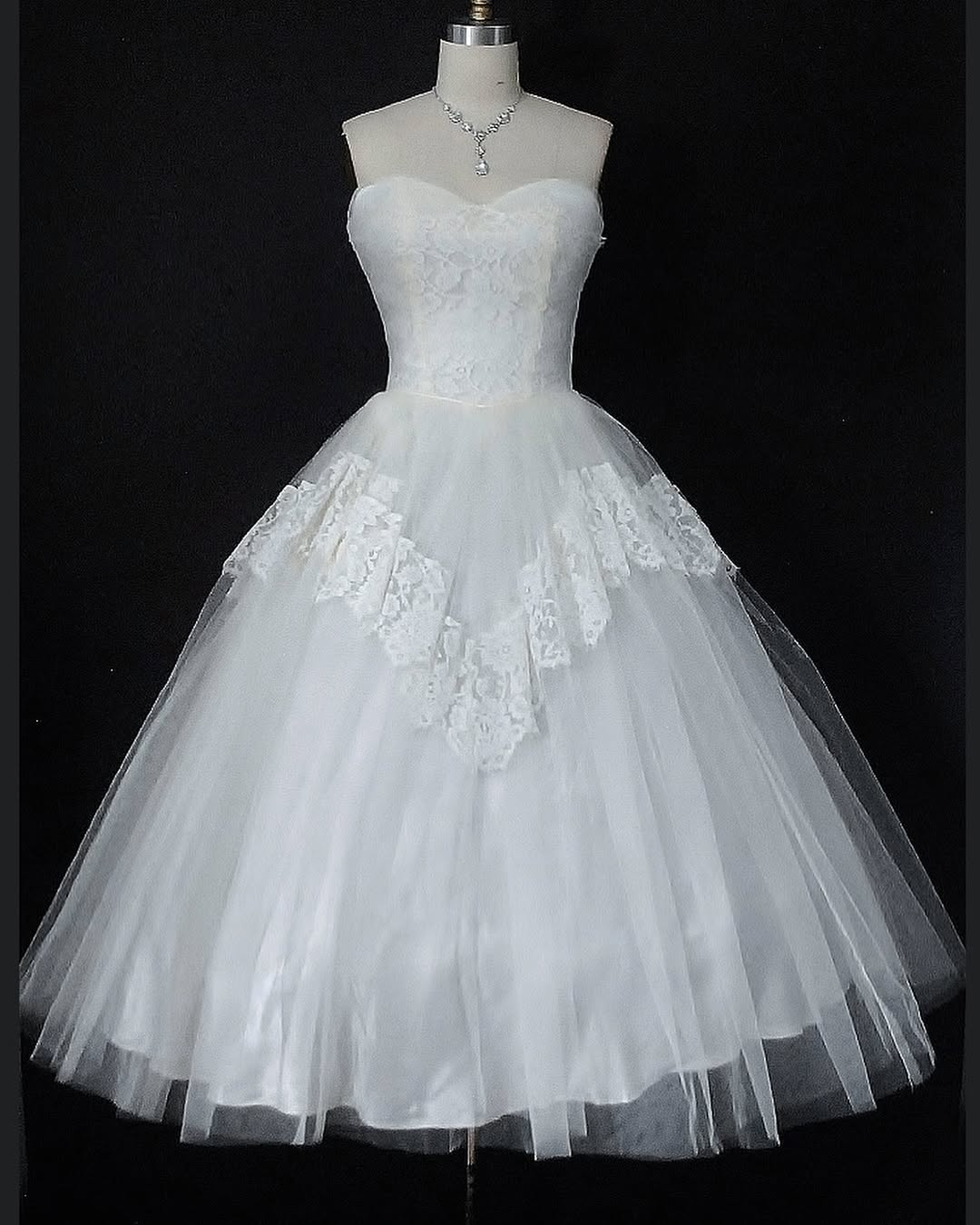 1950s Tea-Length Elegance