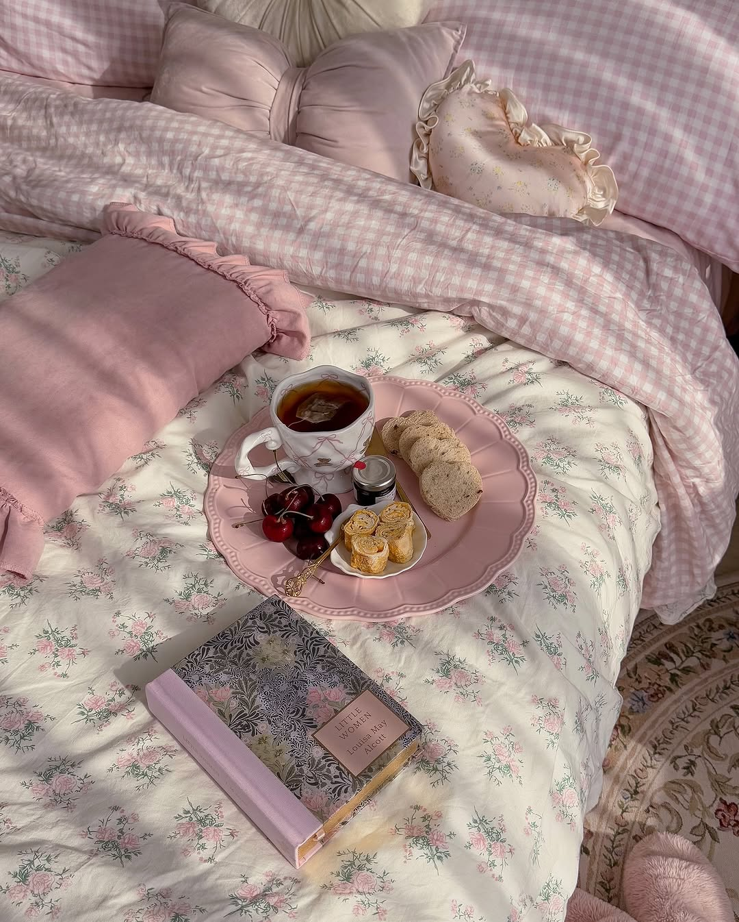 Dainty Crockery for Coffee and Snacks