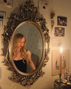 20 Must-Have Dark Academia Room Decor Pieces
